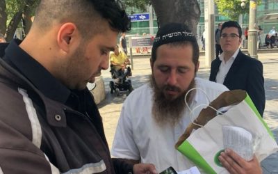 Israël : le maire de Jérusalem, Nir barkat, annule une contravention infligée à un stand de Tefilines