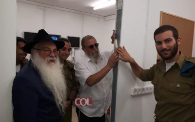 Pose de Mezouzot dans une base de Tsahal organisée par M. Eliahou Zekri du Beth Habad de Lyon