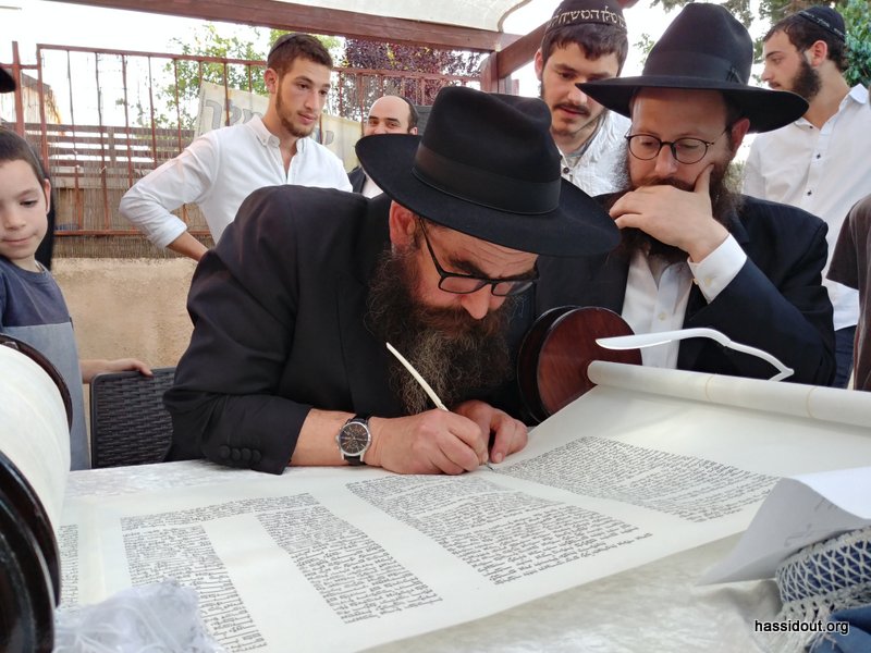 Israël : inauguration d’un nouveau Sefer Torah au Beth Habad de Maalé Adoumim