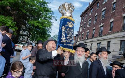 Crown Heights : inauguration d’un Sefer Torah à la mémoire de Shmouel Leib et Ne’hama Strauss