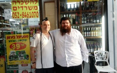 Il met les Téfilines pour la première fois au stand de Téfilines du Kikar à Netanya