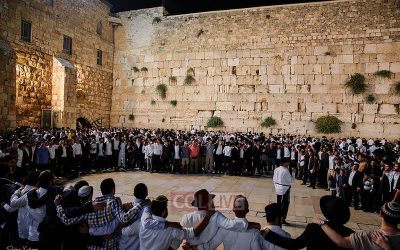 EN IMAGES. Erev Tichea Beav au Kotel