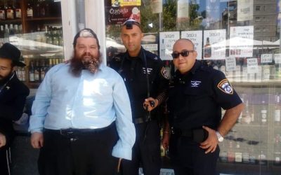 Photo du jour : Mendy Laloum met les Tefilines à deux policiers israéliens sur le Kikar de Netanya