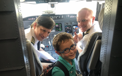 Rencontre surprise du petit Raphaël Pewzner avec le commandant de bord du boeing 747 de Delta Air Lines