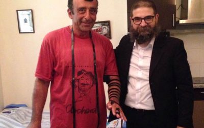 Nice : Un juif roumain met les Tefilines pour la première fois de sa vie, avec Mickael Bismuth