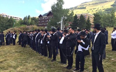 Séminaire du Beth Loubavitch aux Deux Alpes : Préparatifs de la photo de groupe
