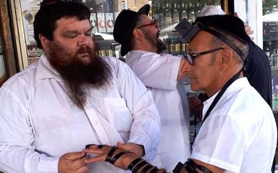 Le clip vidéo du stand des 100 000 paires de Tefilines au Kikar de Netanya tenu par le Rav Menahem Laloum