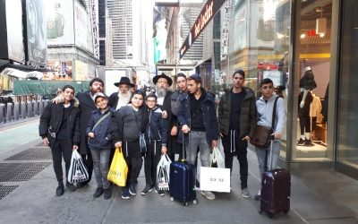 Photo du jour : un groupe de jeunes parisiens chez le Rabbi