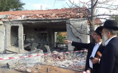 Ashkelon : Une délégation Habad rend visite aux familles victimes des roquettes tirées par le Hamas