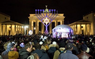 Allemagne : Menorah géante à la porte de Brandebourg, le président allemand appelle la communauté juive «un cadeau»