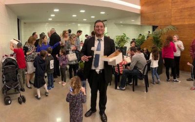 Activités non-stop avec le Rav Israel Deutsch, à l’occasion de la fête de Hanouccah, dans le quartier de Kiryat Matalon à Petah Tikva