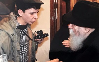 La photo du jour : Le photographe Thierry Guez, Hanouccah 1989 reçoit la bénédiction du Rabbi