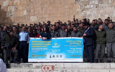 Le Rav Yossi Amar du Beth Habad de Seine et Marne (77) offre des dizaines de paires de Tefilines aux soldats de Tsahal