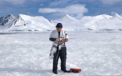 Pour la première fois, un juif prie avec son Talith et ses Tefilines sur la banquise antarctique