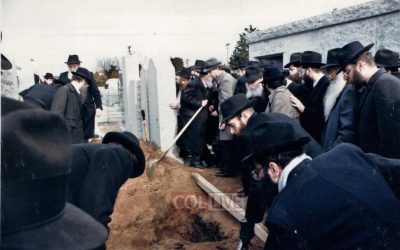 Photo inédite du Rabbi lors de l’enterrement de la Rebbetzin Haya Mouchka Schneerson en 5748-1988