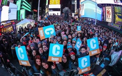 New York : Des milliers d’adolescents juifs mettent le feu (de la sainteté) à Times Square
