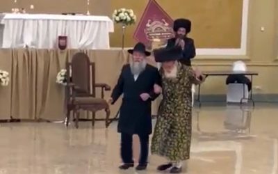 VIDEO. Le Rabbi de Viznitz, en visite en Ukraine, danse avec le Chaliah du Rabbi à Dnipro