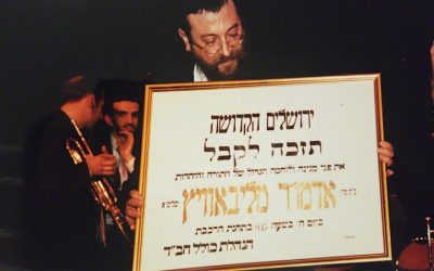 Photo du jour : Le Rav Yossef a »h Attuil lors d’une remise de prix dans un gala du Beth Loubavitch