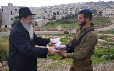 Israel : Tous les vendredis, les soldats qui servent à Hébron obtiennent des repas de Chabbat, distribués par le Chali&rsquo;ah Rav Victor Attia