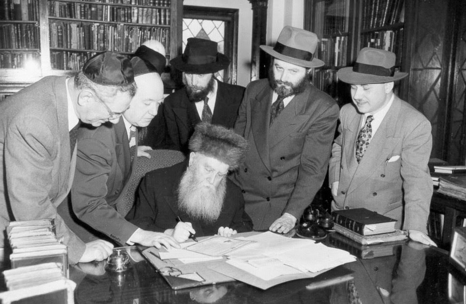 EN IMAGES. Le Rabbi précédent accepte la citoyenneté américaine: 16 Adar 5709 • 17 mars 1949