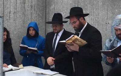 Photo du jour : Le Rav Barou&rsquo;h Deri, gendre du Grand Rabbin d&rsquo;Israël, Rav Its&rsquo;hak Yossef, prie au Ohel du Rabbi