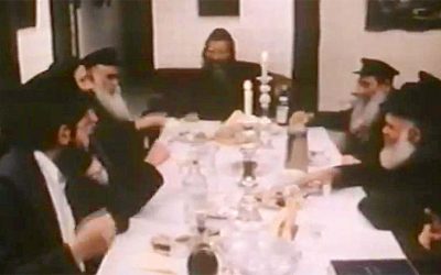 Rares images d&rsquo;un Farbrenguen  à Kfar Chabad avec le Rav Mendel Futerfass, le Rav Berke &lsquo;Hein et le professeur Branover