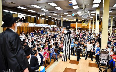 Kinous de &lsquo;Hol Hamoed Pessa&rsquo;h pour les enfants de Crown Heights dans la grande Shoul du 770