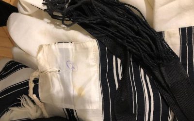 Talith et Gartel Habad trouvé à Neuilly avec des initiales