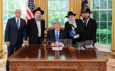 Photo officielle de la Maison Blanche: le président Donald Trump et le vice-président Mike Pence accueillent le Rav Israel Goldstein au bureau ovale