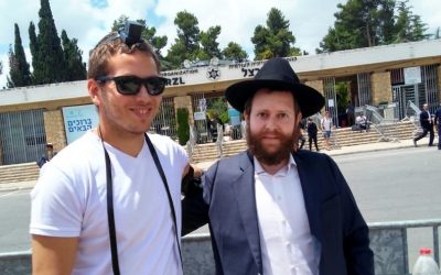 Yom Hazikaron au Mont Herzl  : Avner Netanyahu met les Tefilines avec le Rav Mendel Labkovski, Chalia&rsquo;h à Bait Vagan (Jérusalem)