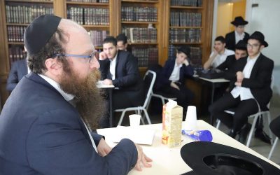 Le Rav Chmouel Lubecki fait un exposé aux Ba’hourim sur les Iguerot Kodech, les lettres du Rabbi, au Beth Loubavitch
