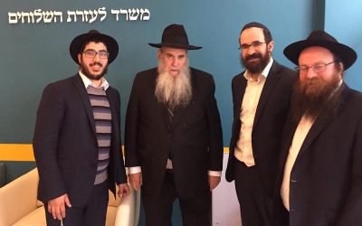 Photo du jour : Le Rav Moshe Kotlarsky visite le bureau des Chlou&rsquo;him du Beth Loubavitch à Paris