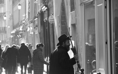 « Etre juif aujourd&rsquo;hui à Paris », un reportage de photographies artistiques de Liza Moura sur les Loubavitch au Pletzl