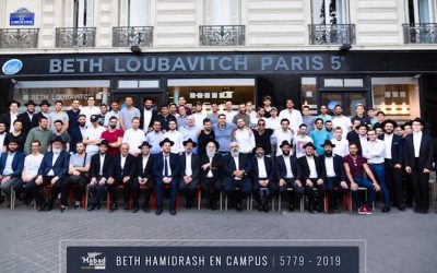 La photo de groupe de fin d’année au Beth Loubavitch des étudiants Paris 5