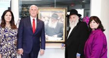Le vice-président américain, Mike Pence, se rend au Beth Habad de Poway, deux mois après l'attentat