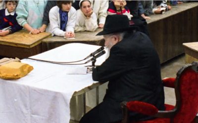 VIDEO. Le Rabbi de Loubavitch bénit les invités en français, lors d’une entrevue le 16 Tamouz 1983