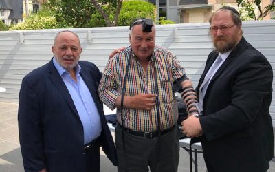 Deauville : Il rencontre Daniel Pinto, président de 100% Lahayal, et décide de mettre les Tefilines 70 ans après sa Bar Mitsva