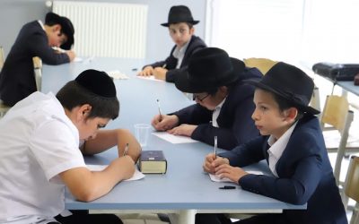EN IMAGES. Dernier jour à la Yechivat Kaits du Beth Loubavitch : Les enfants écrivent au Rabbi