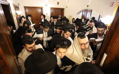 Guimel Tamouz 5779 : La Tefila de Cha’harit dans le bureau du Rabbi