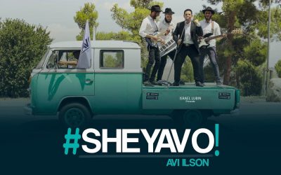 Le chanteur Avi Ilson rejoint des Habad pour faire Mivtsaim au marché de Jérusalem