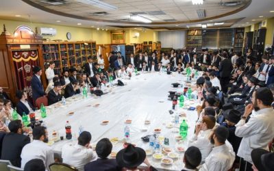 Grand Farbrenguen avec les élèves des Yéchivot venus passer les Fêtes de Tichri chez le Rabbi
