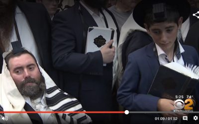 CBS NewYork TV : « Un rabbin atteint d&rsquo;une SLA en phase terminale se rend à New York pour la Bar Mitsva de son fils »