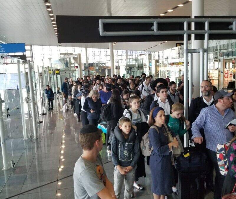 Vol DY7195 de Norwegian Air  : Le Beth Habad de Barcelone fournit des centaines de repas chauds aux juifs américains bloqués à l’aéroport