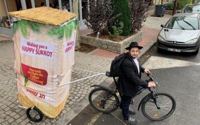 VIDEO. Hay Messod Abecassis avec sa « Souccah-Vélo » dans le quartier de la Porte de Charenton