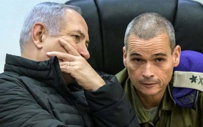 Le général israélien Yoel Strick, se rend au quartier général du Mouvement Loubavitch