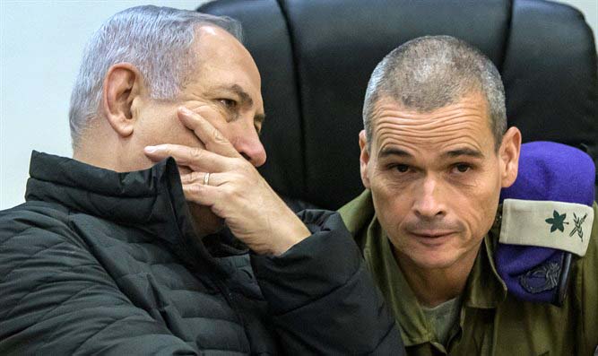 Le général israélien Yoel Strick, se rend au quartier général du Mouvement Loubavitch