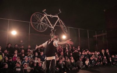 VIDEO. Le spectacle d’acrobaties des « Jumeaux de France » au Sim&rsquo;hat Beth Hachoéva à Crown Heights