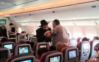 Photo du jour : Rav Meir Hayoun, Chalia’h francophone de Hadera fait Mivtsaïm dans l’avion