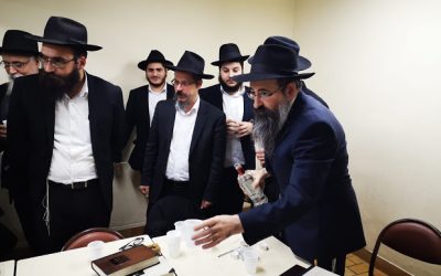 Distribution de Le&rsquo;haim à l&rsquo;occasion du 5ème Yortsait du Rav Chmouel Azimov,  au cours du dimanche du Local