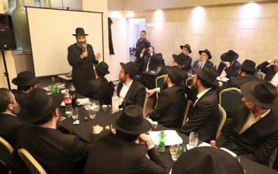 EN IMAGES. Mélavé Malka et Farbrenguen pour les enseignants des écoles du Beth Loubavitch, avec le Rav Gordon de Londres